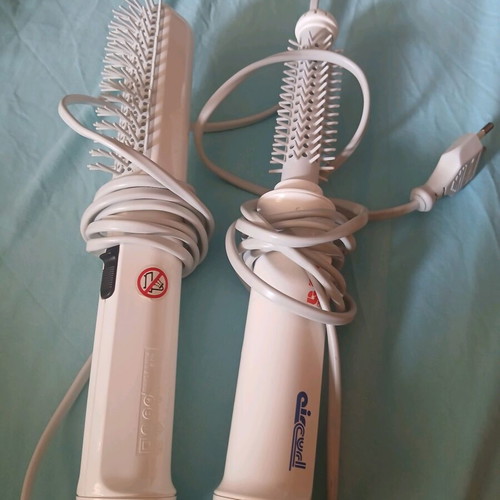 Electric hair brushes like new, set of 2, one regular and one round