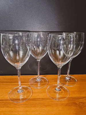 Set of 4 new crystal wine glasses with long stem and clear optic panel