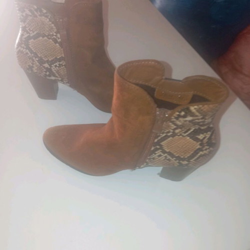 Suede ankle boots with snake pattern size 37 like new, brown