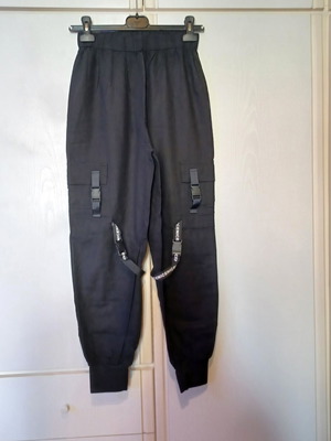 Панталон в стил streetwear с райета и бели букви, като нов