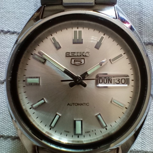 Seiko 5 automatic wristwatch like new, collectible silver