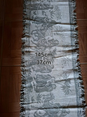 Rectangular rug like new with depictions