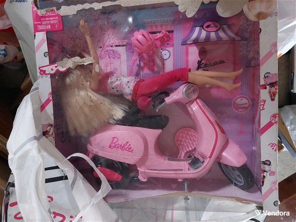  Barbie koukla ke vespa