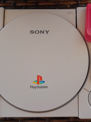 PlayStation 1 used with original bag, memory card, cables, 2 controllers