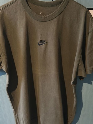 Nike T-Shirt L χακί σαν καινούργιο με ραμμένο logo