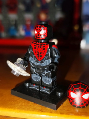 Spider-Man Miles Morales (Classic Suit) σαν καινούργιο με βάση και μάσκα