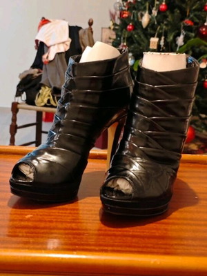 Black Patent Leather Fishbone High-Heeled Ankle Boots like new