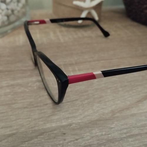Eyeglasses like new, black and red color