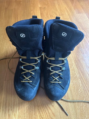 Scarpa Mescalito TRK GTX boots size 45.5 like new, black-yellow