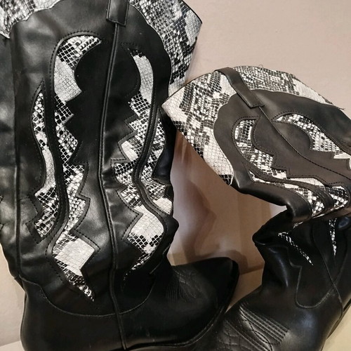 Boot black and white color like new, size 40