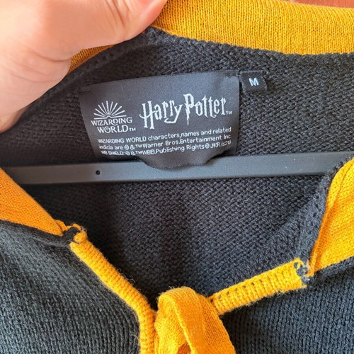 Harry Potter knit Hufflepuff cape size M like new