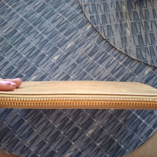 Elegant wallet in beige and gold with zipper like new
