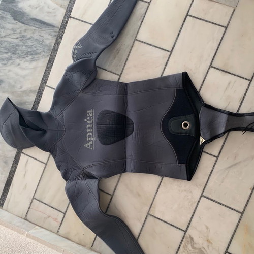 Apnea spearfishing equipment used with jacket, gloves, boots, and buoy