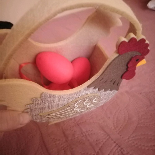 Easter basket hen with 3 red eggs new