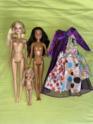 Barbie lot of dolls and clothes like new
