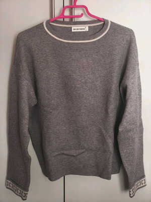 Gray pullover with white details size medium like new