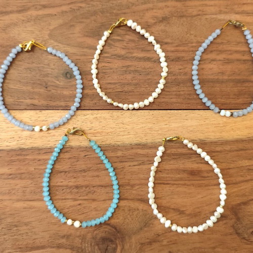 Set of 5 bracelets with glass and pearl beads, new