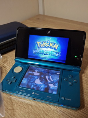 Nintendo 3DS Aqua Blue like new with original stylus and carrying case