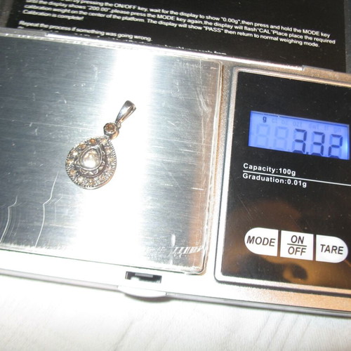 Pendant jewelry with white and yellow diamonds used