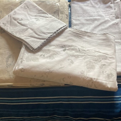 Carlucci quilt and king-size sheets set like new