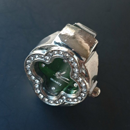 Quartz four-leaf clover ring watch with crystals, silver bracelet, green dial like new