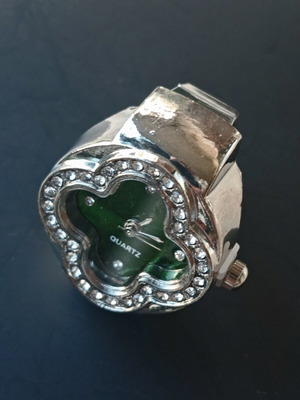 Quartz four-leaf clover ring watch with crystals, silver bracelet, green dial like new