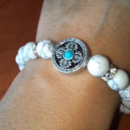 Bracelet with white Haolite semi-precious stones, metal cross and beads new