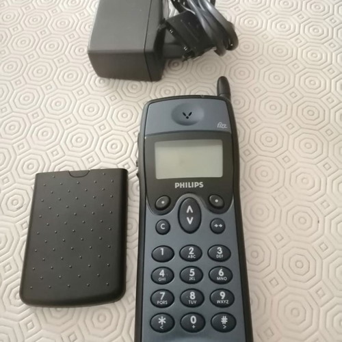 Philips fizz GS cell phone collectible functional with charger
