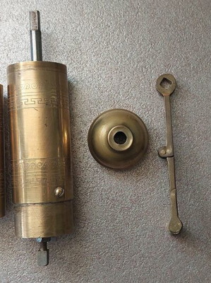 Μπρούτζινος μύλος καφέ μεταχειρισμένος με χαραγμένα σχέδια