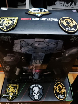 Riobot Sahelanthropus figure like new, MGS V
