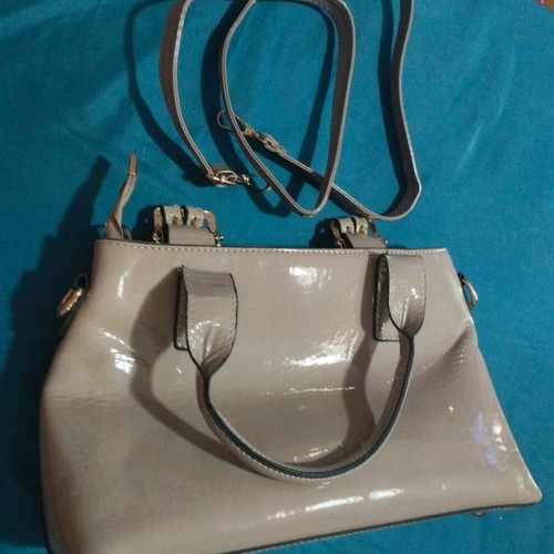Women's beige shoulder bag lightly used