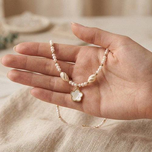Handmade necklace with pearls and gold flower like new, beige