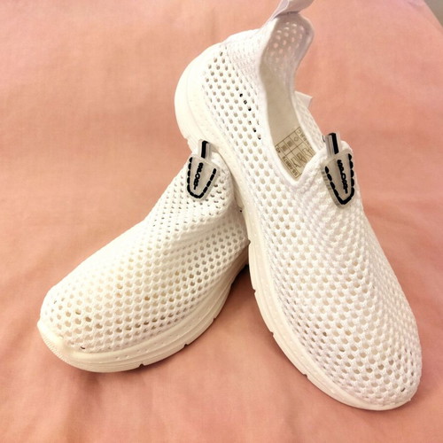 Athletic mesh shoes new, size 40, white