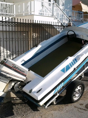 Karel 90 του 1988 ανακατασκευασμένο με μηχανή 40 HP Johnson και τρέιλερ