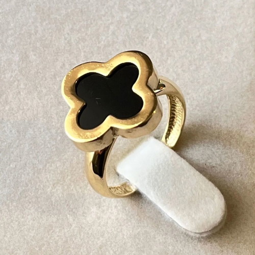 Van Cleef solid 14k yellow gold ring with onyx like new