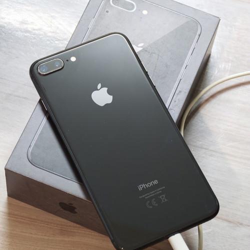 iPhone 8 Plus 64GB used, black, battery health 100%