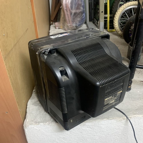 Television 14'' like new with wall mount included
