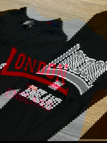 Μαύρο T-shirt, στενή εφαρμογή. Αφόρετο. Small. Αγορασμένο από Λονδίνο. Uk