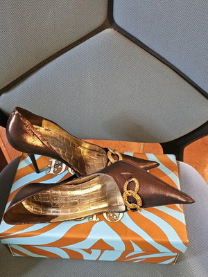 Donna Di Gio 39 pumps like new