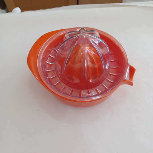 Manual plastic citrus juicer like new