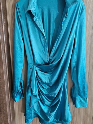 Dress2undress κοντό σατέν φόρεμα κρουαζέ σε τιρκουάζ με ντραπέ φούστα