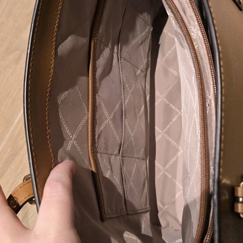 Michael Kors Voyager shoulder bag tan like new