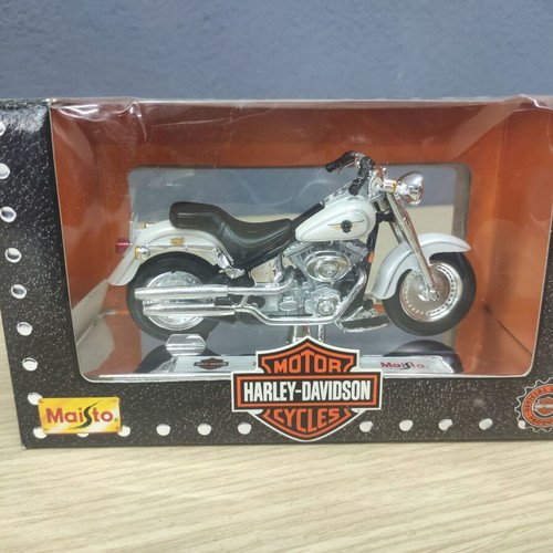 Maisto Harley Davidson 2000 FLSTF Fat Boy Series 1/18 scale model