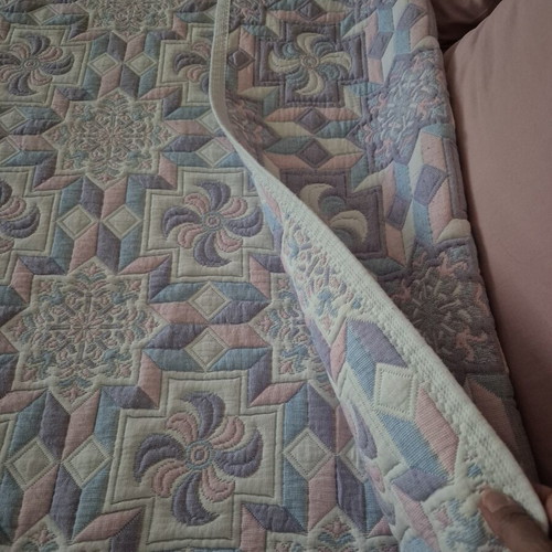 Quilt for double bed like new, pastel colors, cotton-like woven
