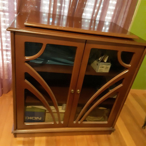TV and Hi-Fi Cabinet like new with two shelves and glass doors