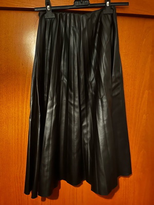 Leather pleated skirt like new, black with elastic waist