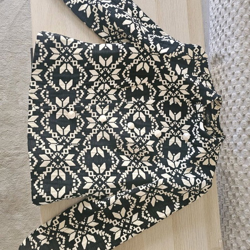 Mid-length jacket like new, size 50, beige black pattern