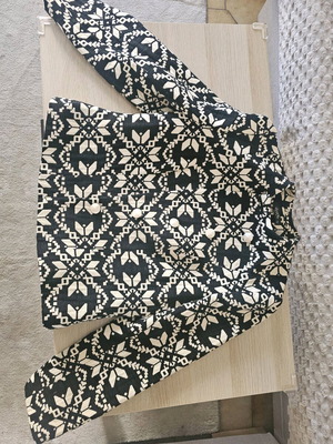 Mid-length jacket like new, size 50, beige black pattern