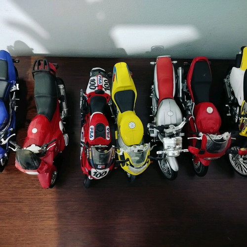 Collectible motorcycles like new, pack of 11 pieces