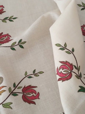 Table runner 1.00 x 0.45 m with floral design and handmade crochet edging